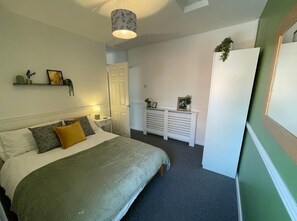 1 bedroom, iron/ironing board, WiFi, bed sheets - Comfortable and efficient professional accommodation (Quedgeley)