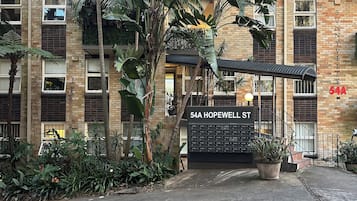 Un immeuble à plusieurs étages sur lequel on peut lire l’inscription « 54A, RUE HOPEWELL ».