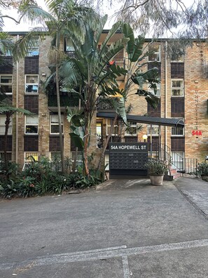 Un immeuble à plusieurs étages sur lequel on peut lire l’inscription « 54A, RUE HOPEWELL ».