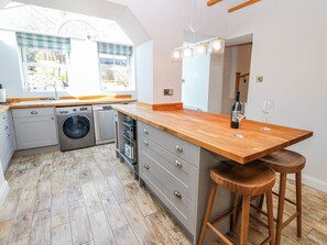 Dishwasher, cookware/dishes/utensils - 27 West Green (Newton Aycliffe)