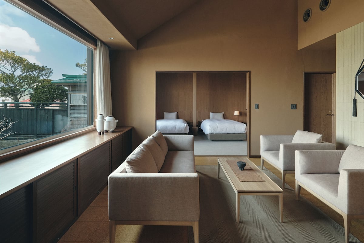 Luxury Quadruple Room, Harbour View | Living area