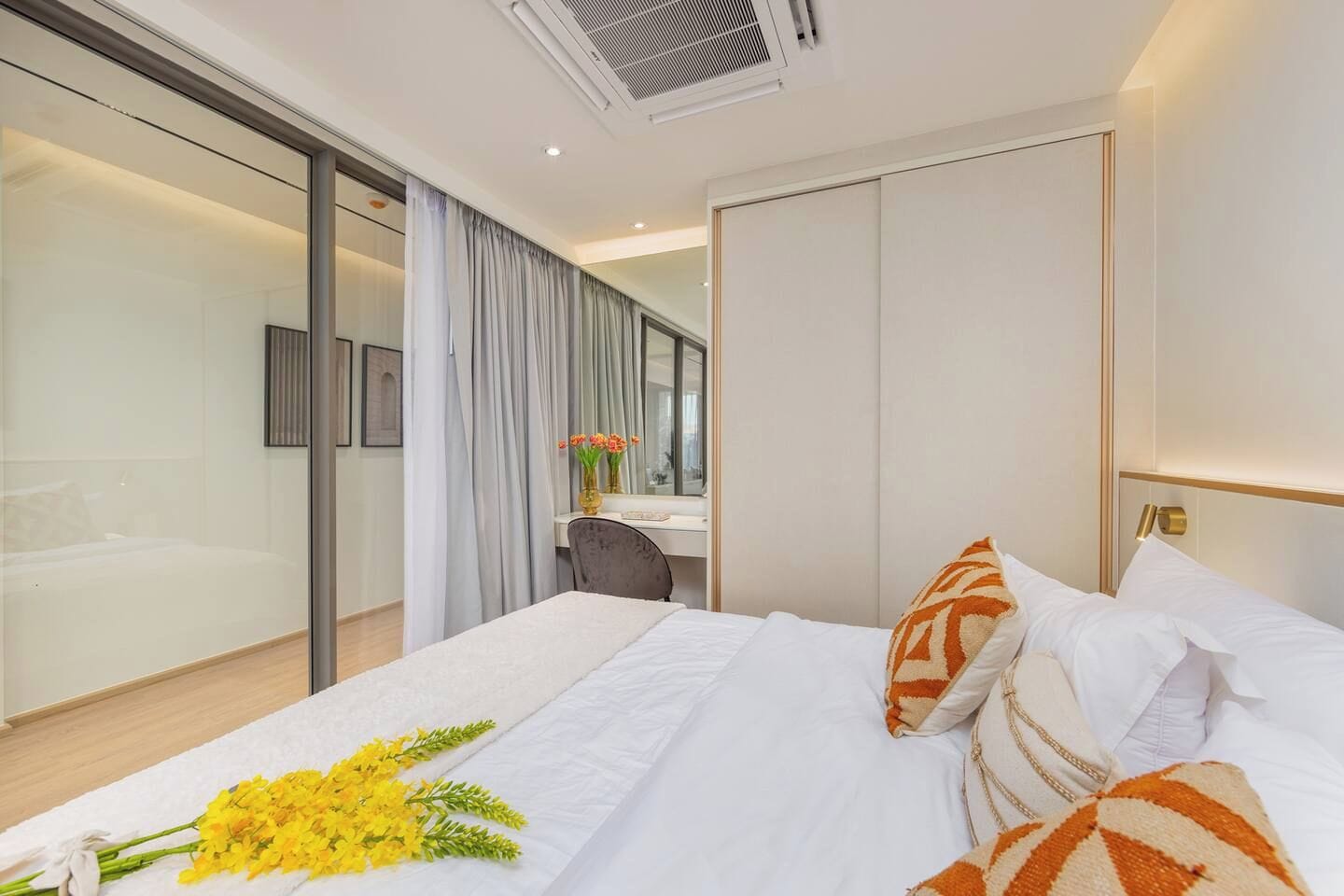 Een hotelkamer met een bed, een bureau en een schuifdeur naar een balkon.