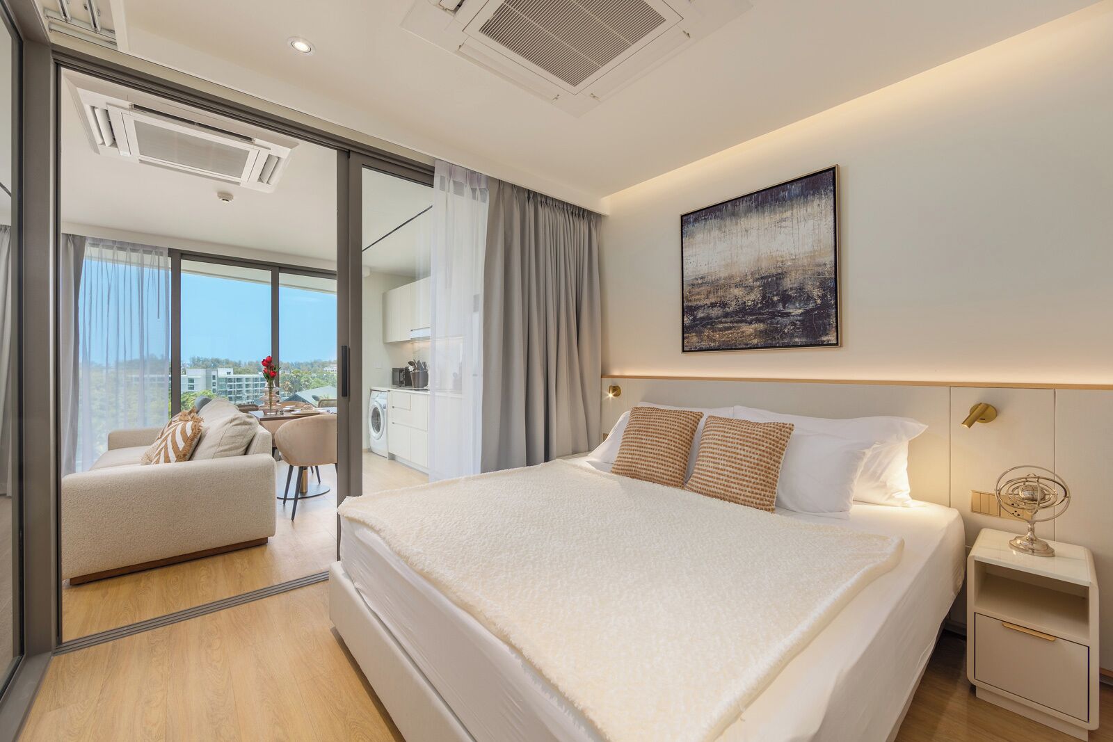 Deluxe Apartment, 1 King Bed, Partial Lake View