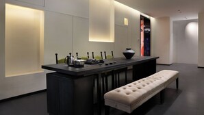 A modern kitchen with a central island, bar stools, and a bench. - Yun Pu Yun Shan Se Hotel (Guilin)