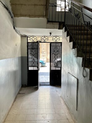 Interior - Apartment No. 1 – Steps from Downtown 4 Bedrooms (عمان)