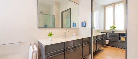 CLOTILDE 2 (Viale Monte Santo, 10) | Salle de bain | Articles de toilette (gratuits), séchoir à cheveux, pantoufles