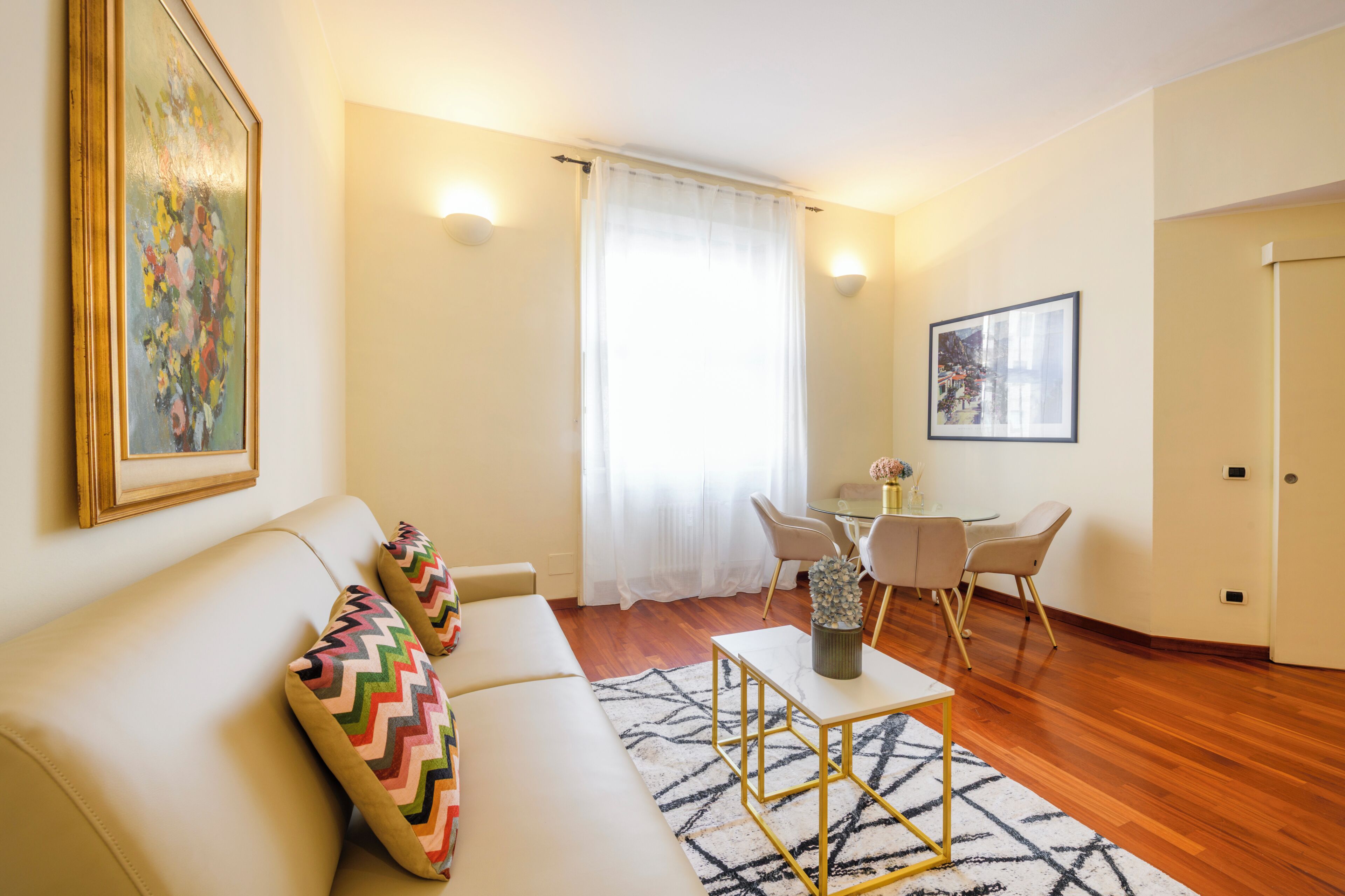 Una sala de estar con un sofá, una mesa de centro y un comedor con sillas y una mesa.