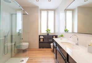 CLOTILDE 2 (Viale Monte Santo, 10) | Baño | Amenidades de baño gratuitas, secadora de cabello, pantuflas, toallas 