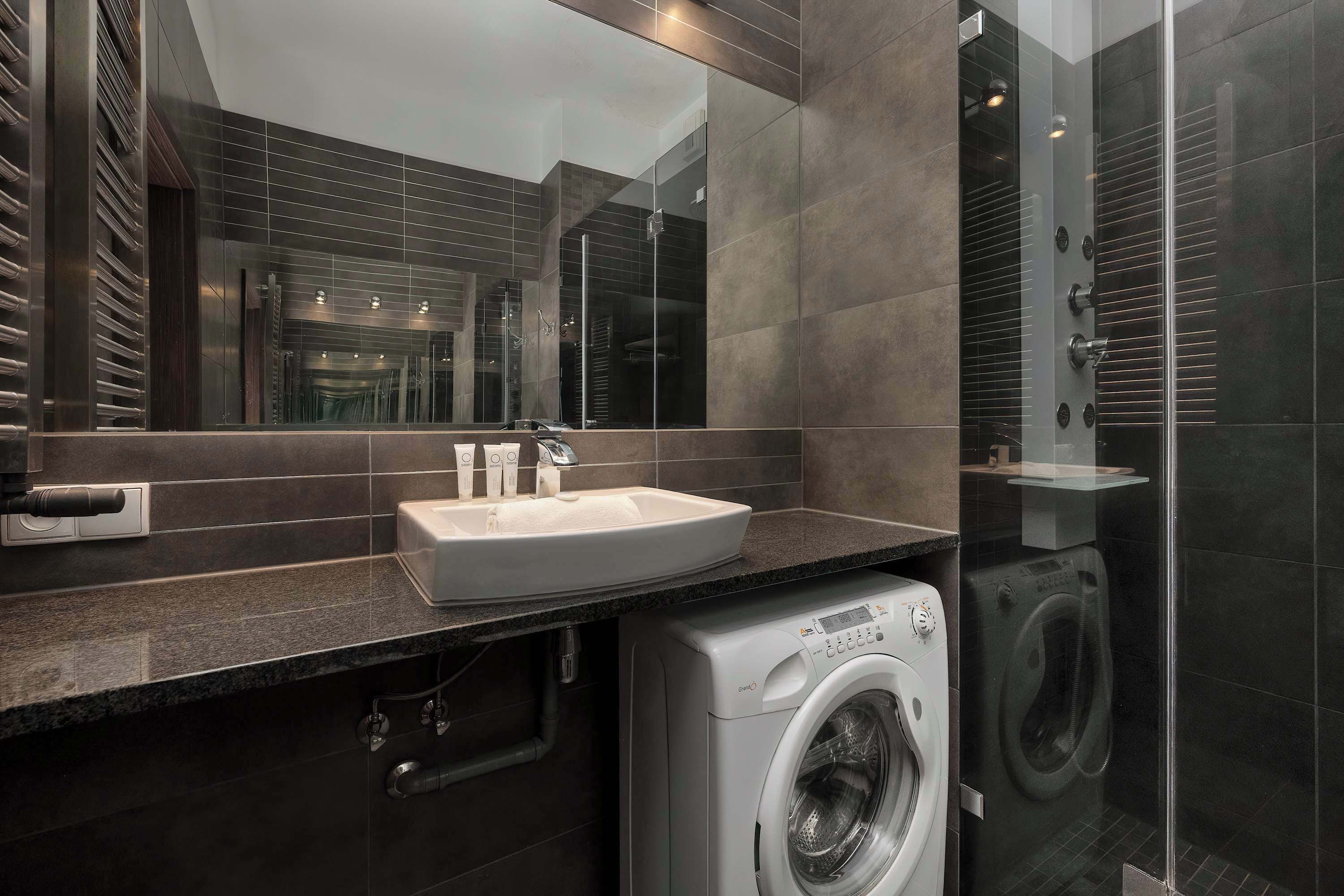 Een douche, een haardroger, handdoeken, shampoo