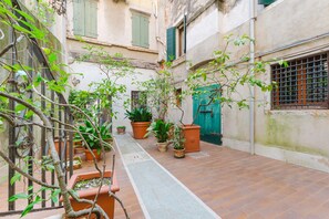 Property grounds - The Queen of Venice (Venice)