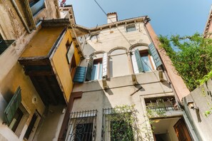 Exterior detail - The Queen of Venice (Venice)