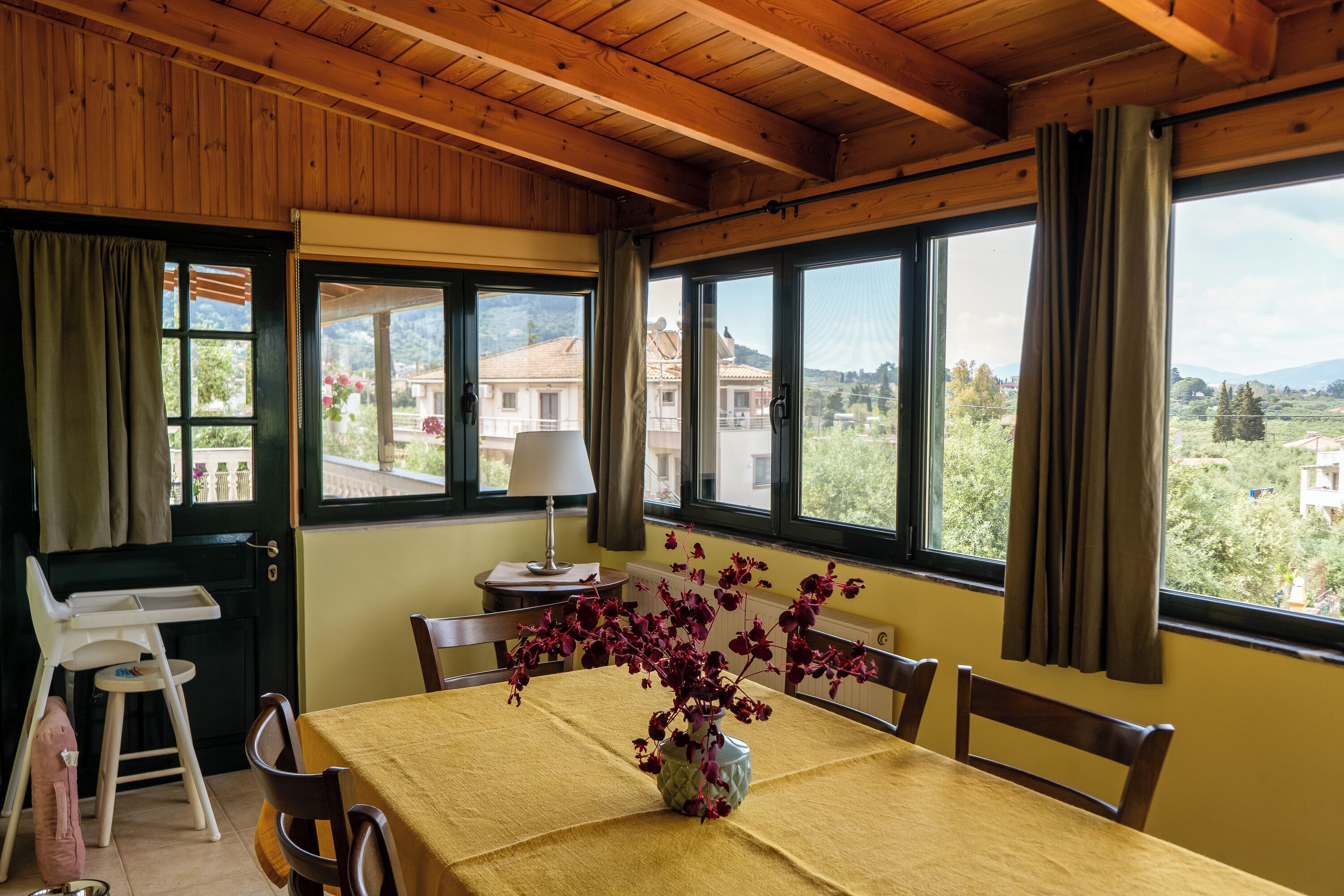 Familienapartment | Essbereich im Zimmer