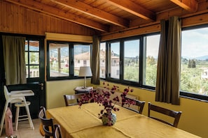 Family Apartment | In-room dining