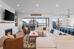 Living area - Gorgeous 5-bedroom house in tranquil Westport with AC (Westport)