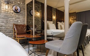 Suite Signature | เครื่องนอนระดับพรีเมียม, ผ้านวมขนเป็ด, พื้นที่ทำงานแบบใช้แล็ปท็อป
