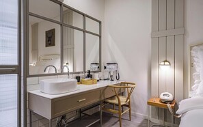 Premium Signature | バスルーム | 個別の浴槽とシャワー、水圧マッサージシャワー、バスアメニティ (無料)、ヘアドライヤー