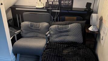 Room, 1 Bedroom, Smoking | Living room