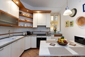 Kühlschrank, Mikrowelle, Geschirrspüler, Toaster