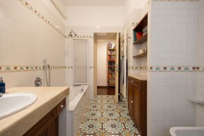 Dusche, Bidet, Handtücher