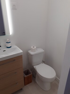 Bathroom - Vrbo Property (Saint-Paul)