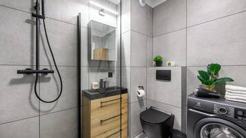 Departamento Confort, patio, vista al patio | Baño