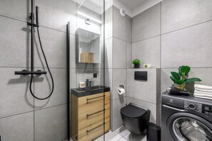 Comfort Apartment, Patio, Courtyard View | Bathroom - Lumina apartment with patio and parking (Łódź)