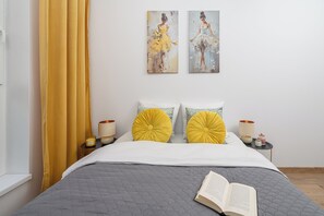 Appartement Confort, patio, vue cour intérieure | Literie de qualité supérieure, rideaux occultants