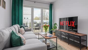Lägenhet Comfort - uteplats - utsikt mot innergården | Vardagsrum | 40-tums LCD-tv med digitalkanaler