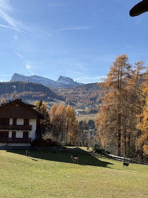 Eine Berglandschaft mit einem Gebäude im Vordergrund und einem wolkenlosen Himmel.