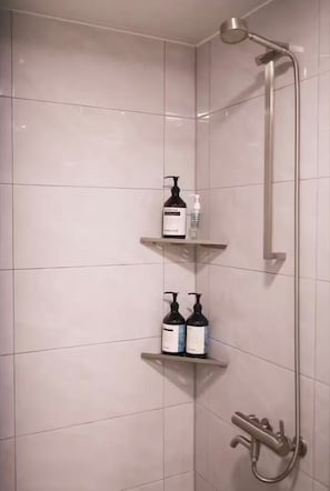Shower, towels, soap, toilet paper - JS building 403 (Seoul)