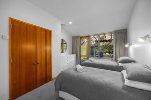 5 bedrooms, iron/ironing board, travel cot, WiFi - Wanaka Lakeside Serenity at Eely Point with Pool (Wānaka)