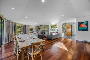 Dining - Wanaka Lakeside Serenity at Eely Point with Pool (Wānaka)