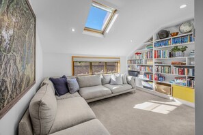 TV, fireplace, ping pong, books - Wanaka Lakeside Serenity at Eely Point with Pool (Wānaka)