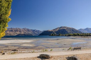 Beach - Wanaka Lakeside Serenity at Eely Point with Pool (Wānaka)