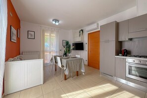 Fridge, microwave, oven, stovetop - Relax, Balcony & Pool Retreat (Numana)