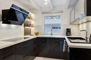 Kjøleskap, ovn, kokeplater og oppvaskmaskin