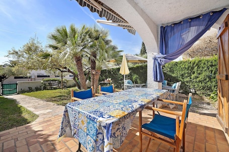 Outdoor dining. Casita Abrilcon with Garden