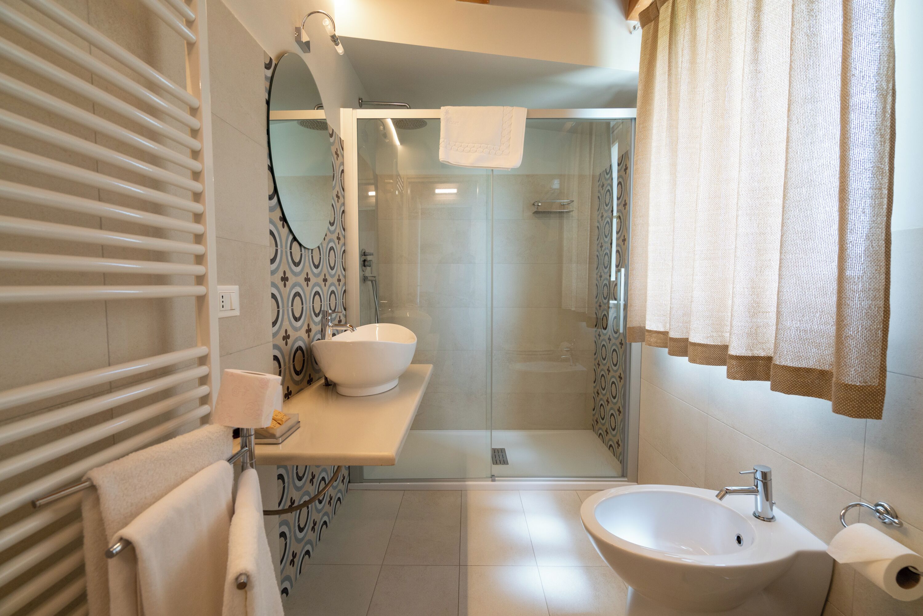 Ducha, secador de pelo, bidet, toallas