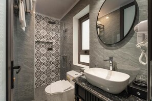 Deluxe-Doppel- oder -Zweibettzimmer, Stadtblick | Badezimmer