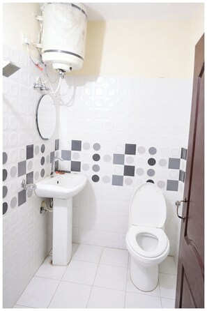 Deluxe Triple Room | Bathroom - Hotel Naina Home Stay Mussoorie (Mussoorie)