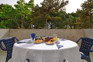 Outdoor dining - Perfect accommodation for group getaways (Lignano Sabbiadoro)