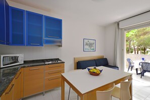 Fridge, microwave, stovetop, coffee/tea maker - Two-level flat for groups in Lignano (Lignano Sabbiadoro)