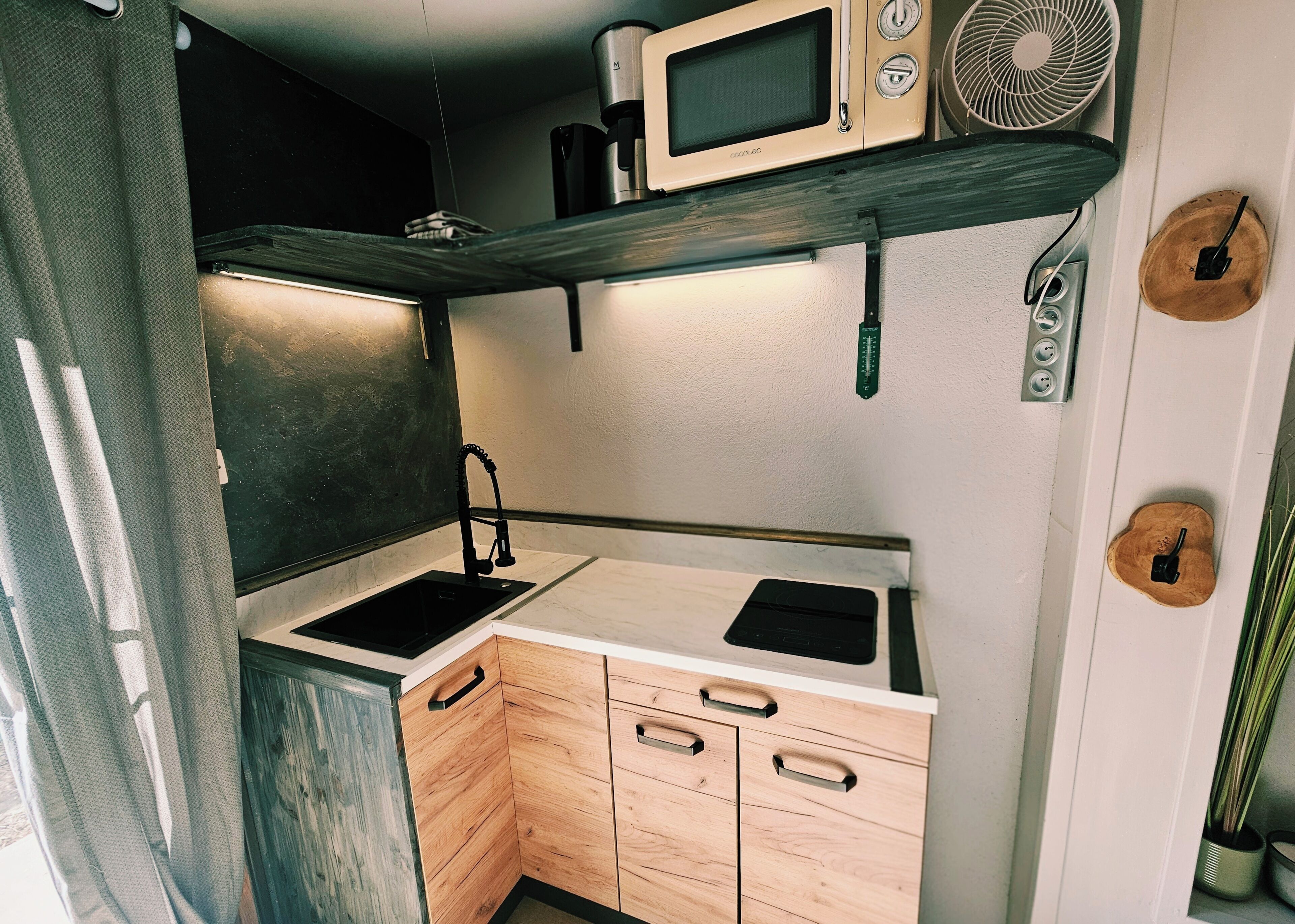 Cafetera y tetera, refrigerador, microondas y parrilla de estufa 