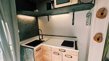Cafetera y tetera, refrigerador, microondas y parrilla de estufa