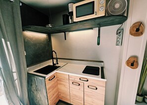 Wasserkocher mit Kaffee-/Teezubehör, Kühlschrank, Mikrowelle, Herdplatte