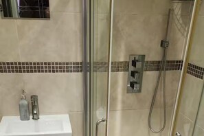 Separate bathtub and shower, deep-soaking bathtub, hair dryer, towels - Parking - Garden - Wifi - Sleeps 4 (Dagenham)