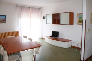 Meeting facility - Equipped flat with garden and pool (Lignano Sabbiadoro)