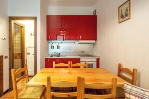 Apartment, Garden View | Private kitchen | Fridge, oven, stovetop, espresso maker - Residence Sole - Ponte di Legno (Ponte di Legno)
