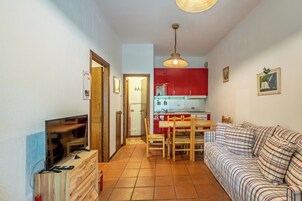 Apartamento, vistas al jardín | Cocina privada | Frigorífico, horno, placa de cocina y máquina de café espresso