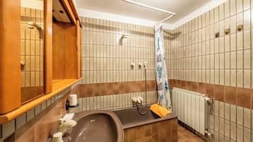 Apartment, Garden View | Bathroom | Free toiletries, hair dryer, bidet, towels